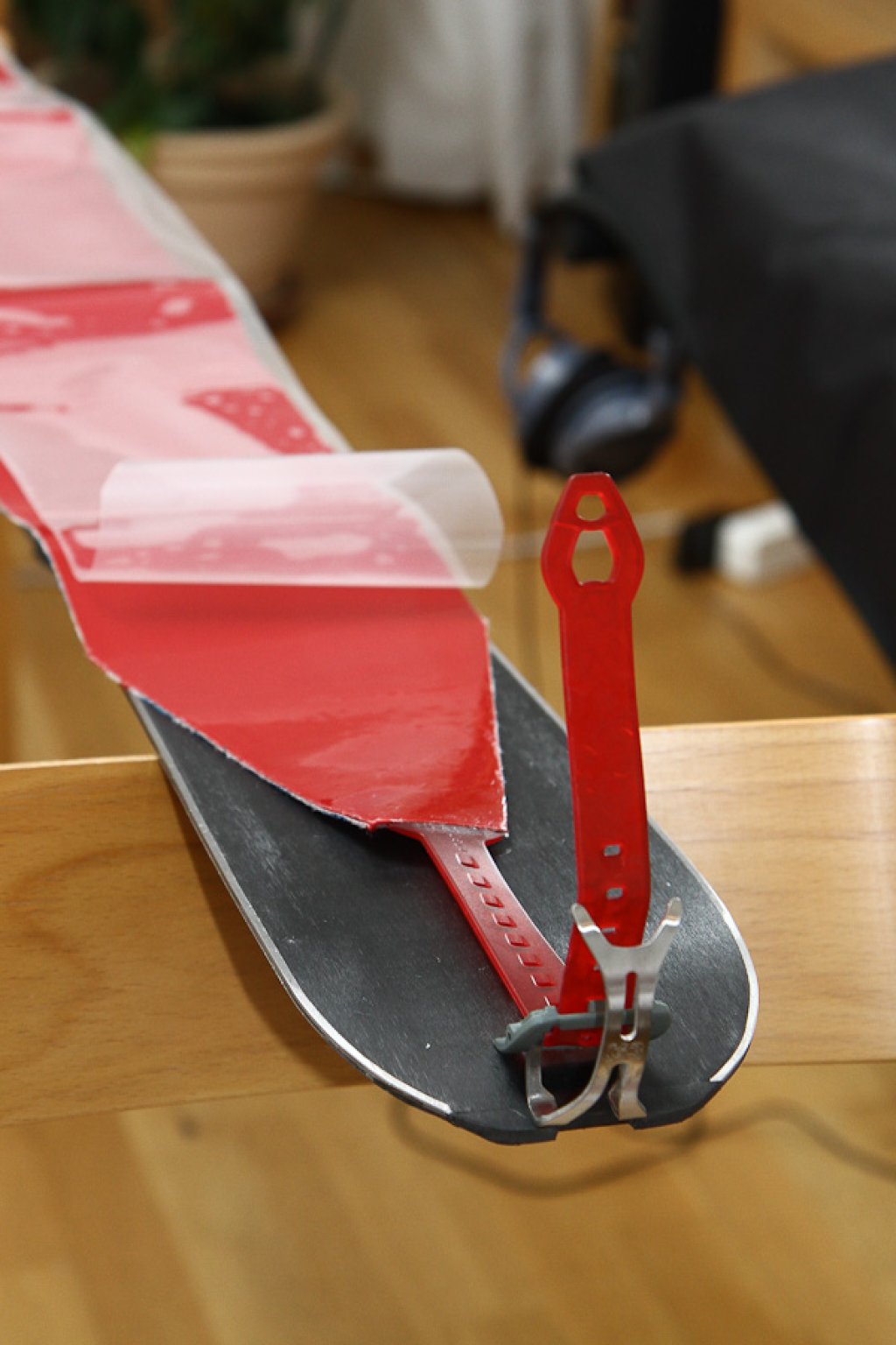 After setting the end hook and cutting the coat to length if necessary, remove the protective film from the adhesive
