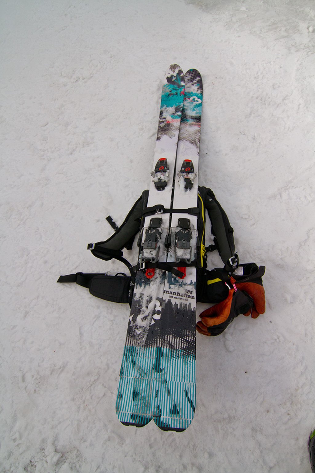 The snowboard holder is also suitable for carrying skis flat in front of the backpack. Sturdy metal eyelets ensure that nothing wobbles and reinforcements protect the straps from the steel edges