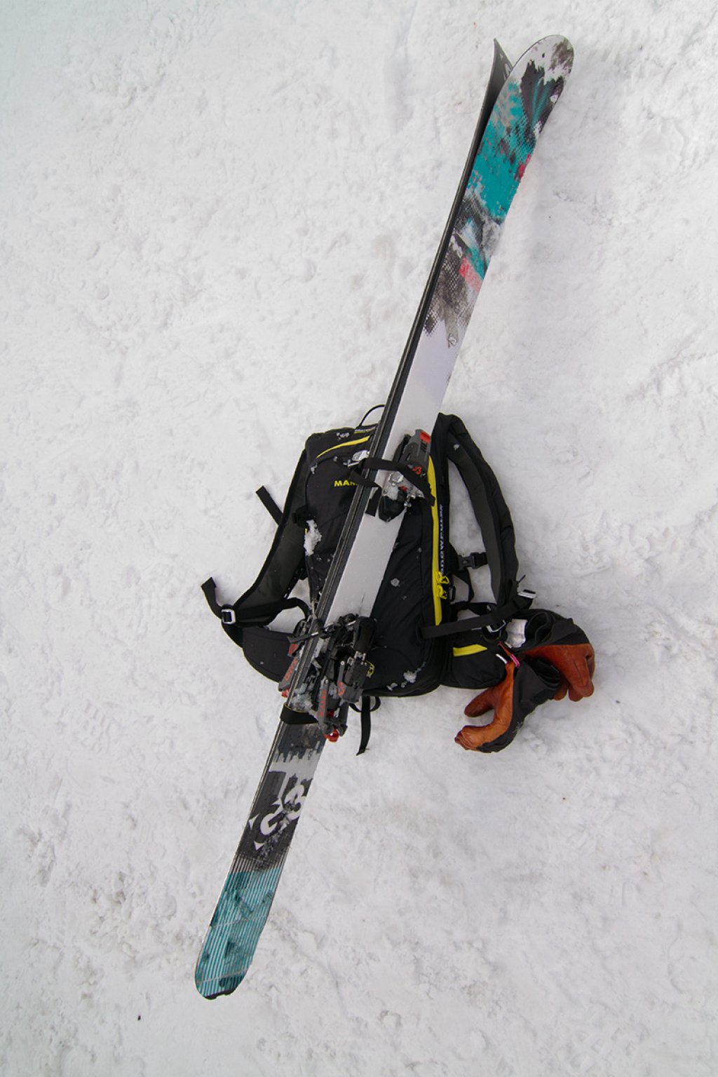 The diagonal ski attachment works excellently and can be elegantly stowed away in the backpack.