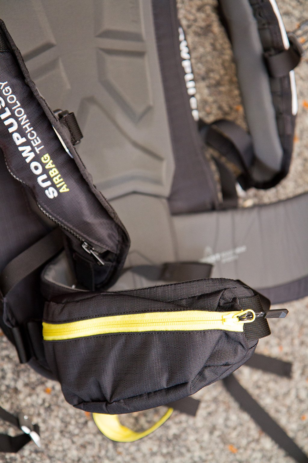 A side pocket on the hip belt provides quick access to useful small items.