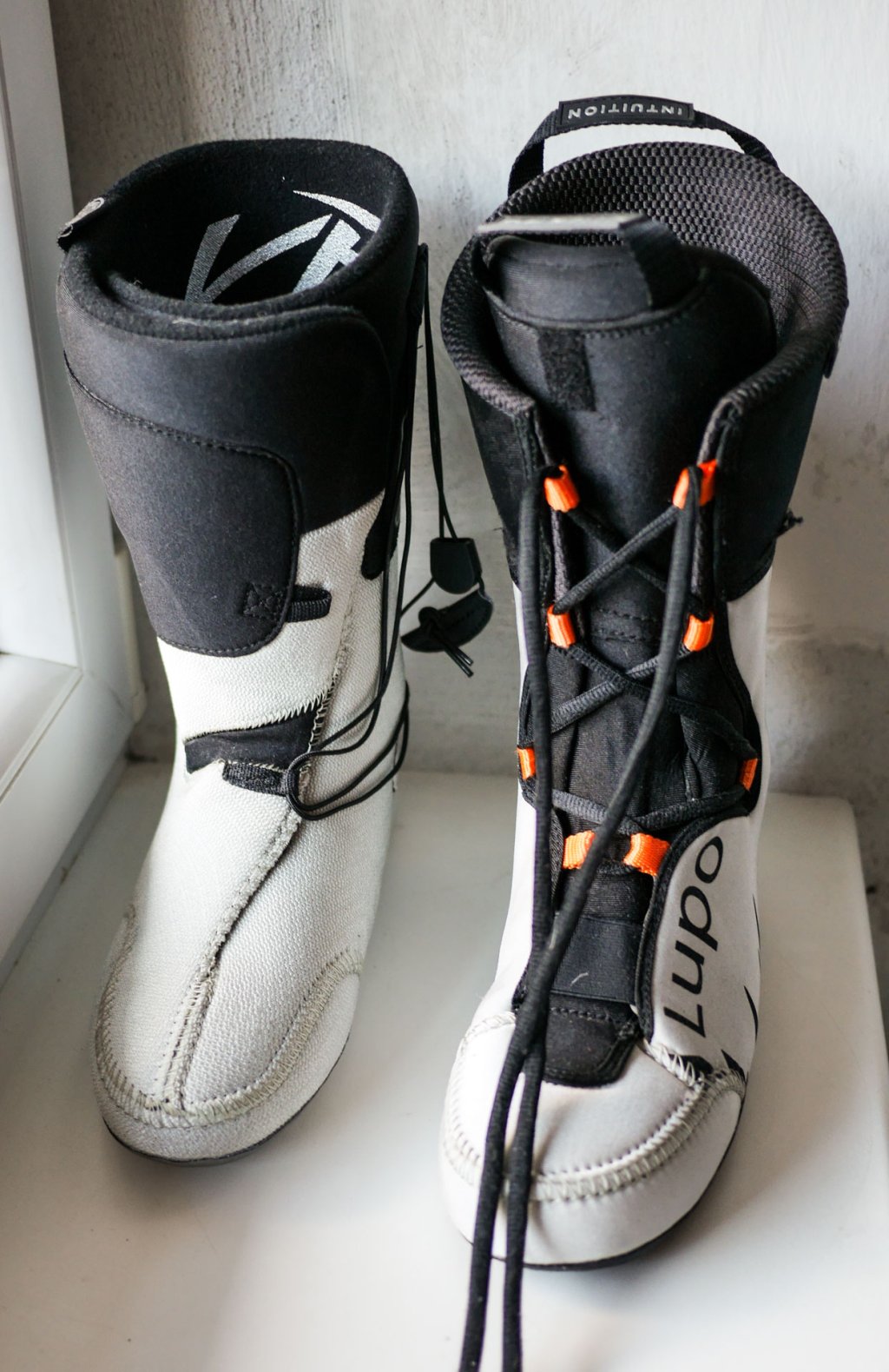 On the left the classic Overlap Intuition Liner, on the right the new Carbon T.I. with lacing and tongue.