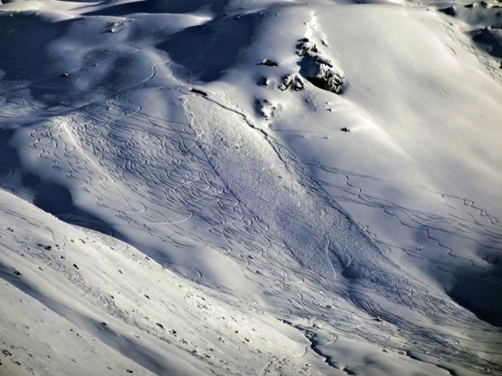 Durch Personen ausgelöste Schneebrettlawine an einem Westhang auf rund 2400 m oberhalb von Karlimatten, Flüelapassstrasse, Davos, GR. Die Lawine brach im Altschnee an 