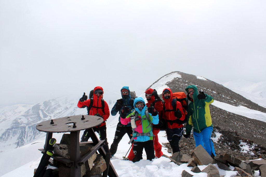 Am Gipfel des Xinaliq Dagi (3717m)