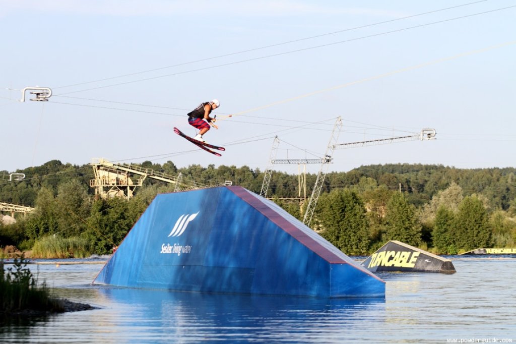 Two legs, two wakeboards - the trend sport of wakeskiing is gaining a foothold in Europe.