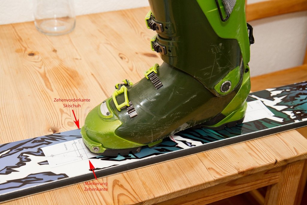 \"Mmsudd\" method: Finally, align the drilling template with the toe and heel edge, place it nice and straight in the middle and fix it with adhesive tape. Now you can start drilling.