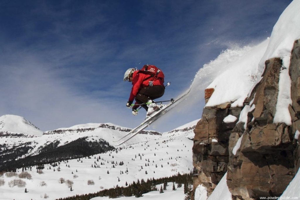 A well-adjusted freeride binding holds reliably on the ascent and during the descent (including big jumps) and still releases reliably in an emergency.