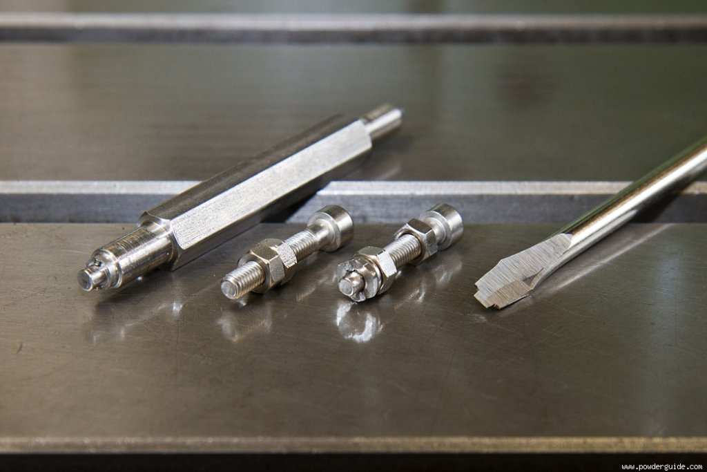 Various tools for setting the inserts: 3-in-1 tool from Binding Freedom, double-locked screw, self-made setting tool made from screw and nuts and modified slotted screwdriver (from left to right)