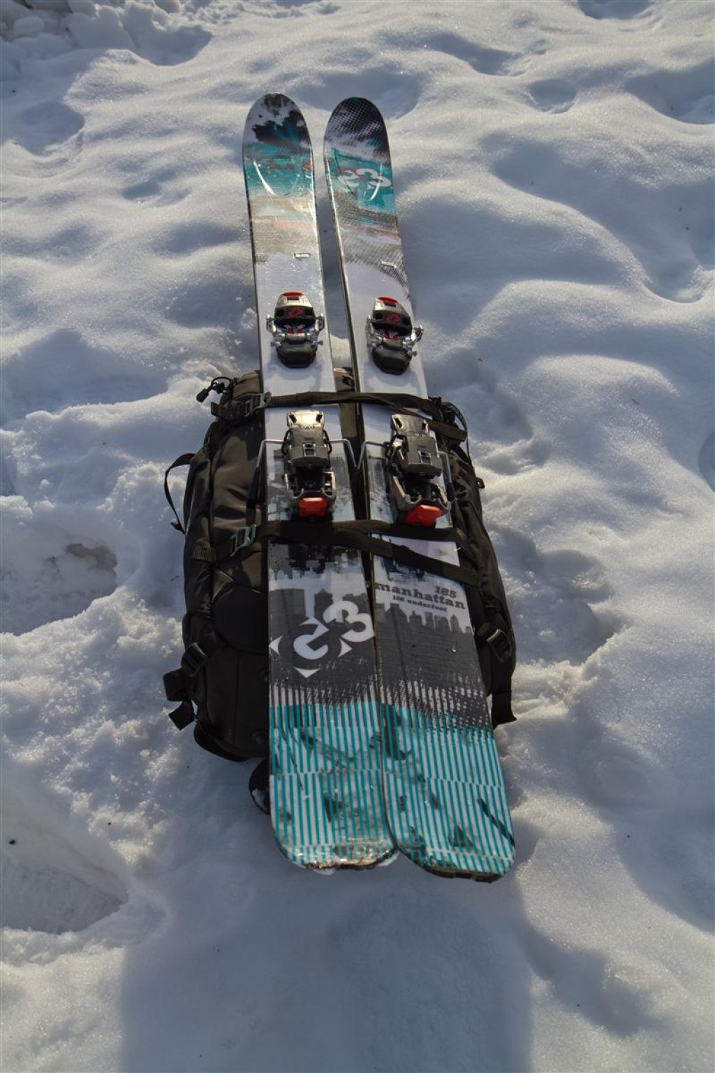 The front straps with side reinforcements as edge protection hold the board or skis perfectly. The EVOC-typical metal eyelets are stable and secure.