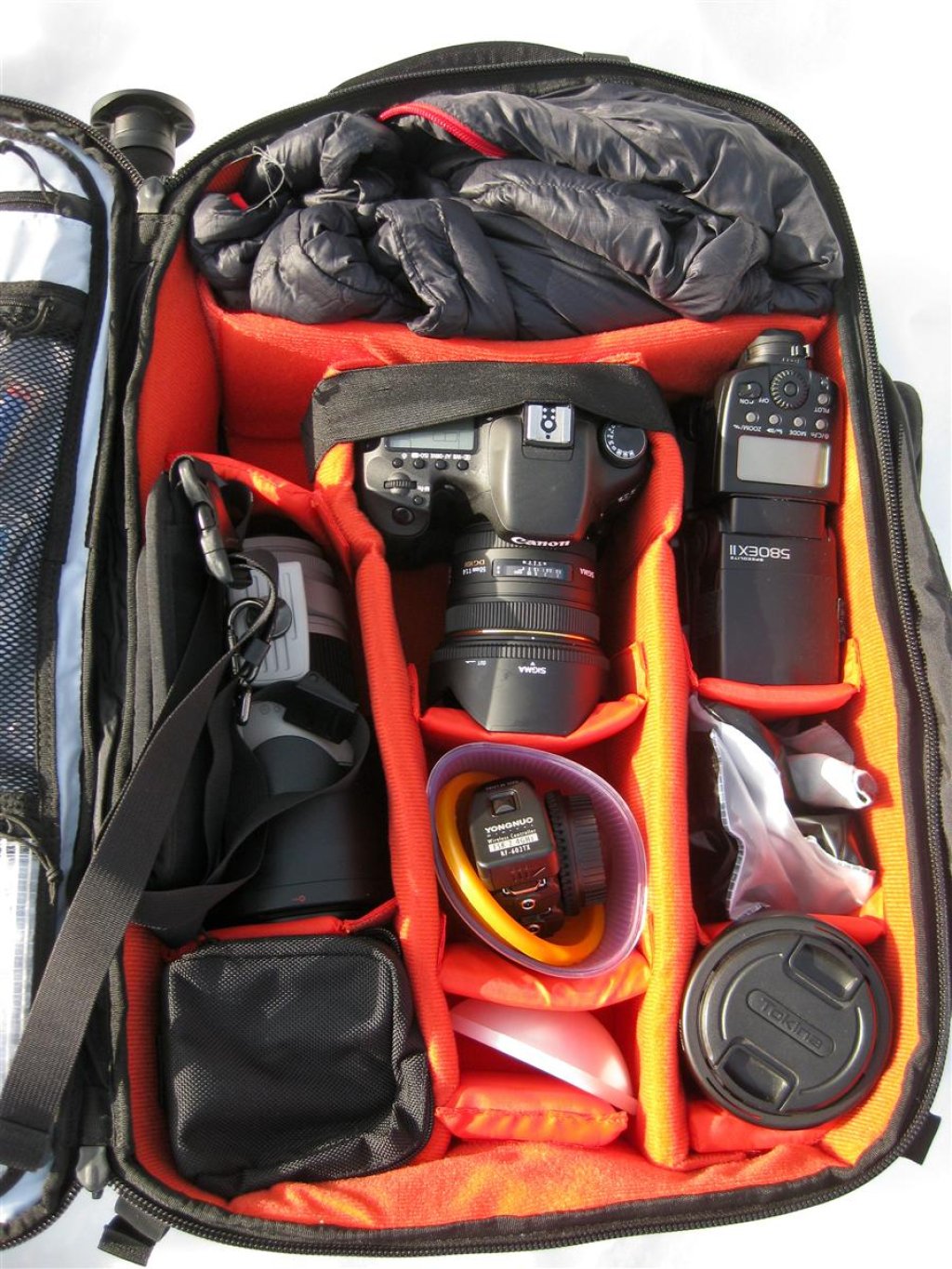 The very flexible camera compartment with useful padding easily accommodates all equipment, even for more complex shoots. The top section is also accessible through the front compartment