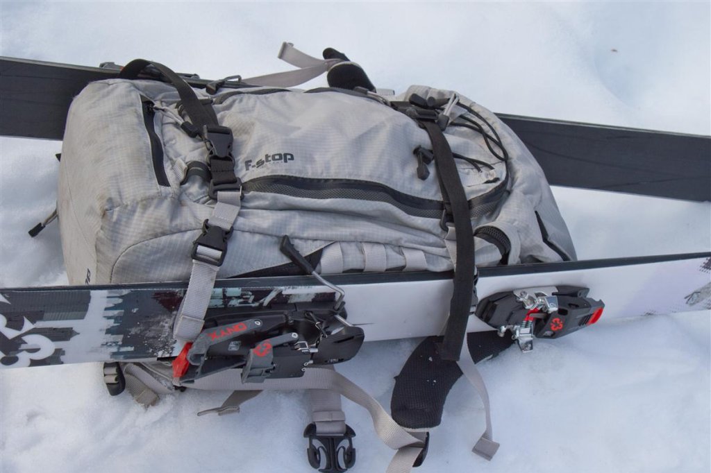 Skis can be easily carried sideways in A- or H-shape using the lashing straps or via additionally mounted GateKeepers.