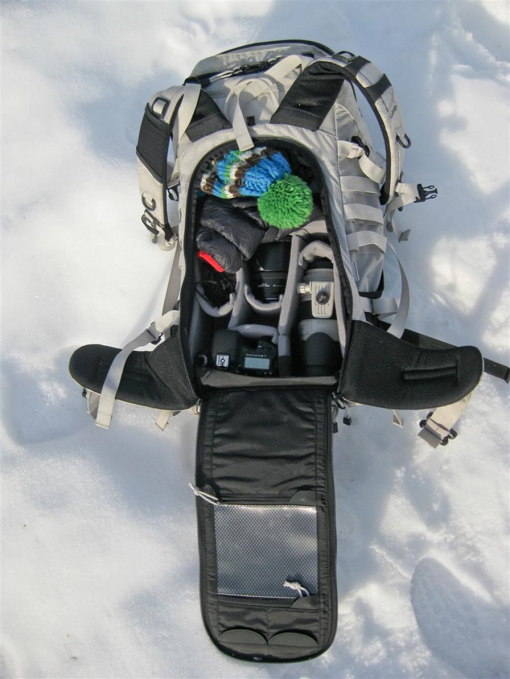 The camera compartment - the ICU - is easily accessible through the back flap. With the medium ICU, you can fit pretty much all the camera equipment you need on the mountain, and there is plenty of space above for your ski gear. Even for an overnight stay in a hut, you don't have to worry about running out of space. Small items such as filters, lens caps or memory cards can be easily stowed in the back lid.
