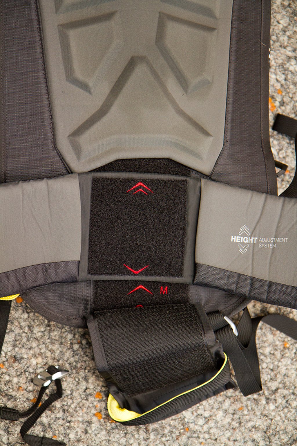The back length can be infinitely adjusted using Velcro on the hip belt. This is important for the optimum fit of the head airbag. Three size markings are helpful here.