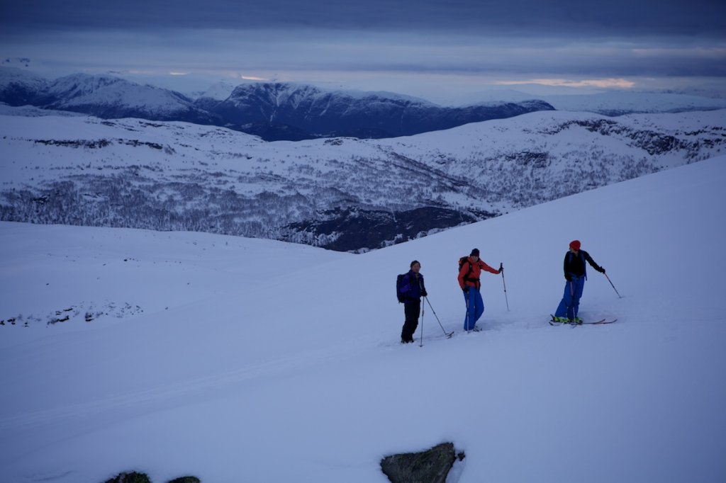 You can't talk about THE blue hours in Norway - rather the blue hours. Ski tours at 10 pm are perfectly possible without a headlamp.