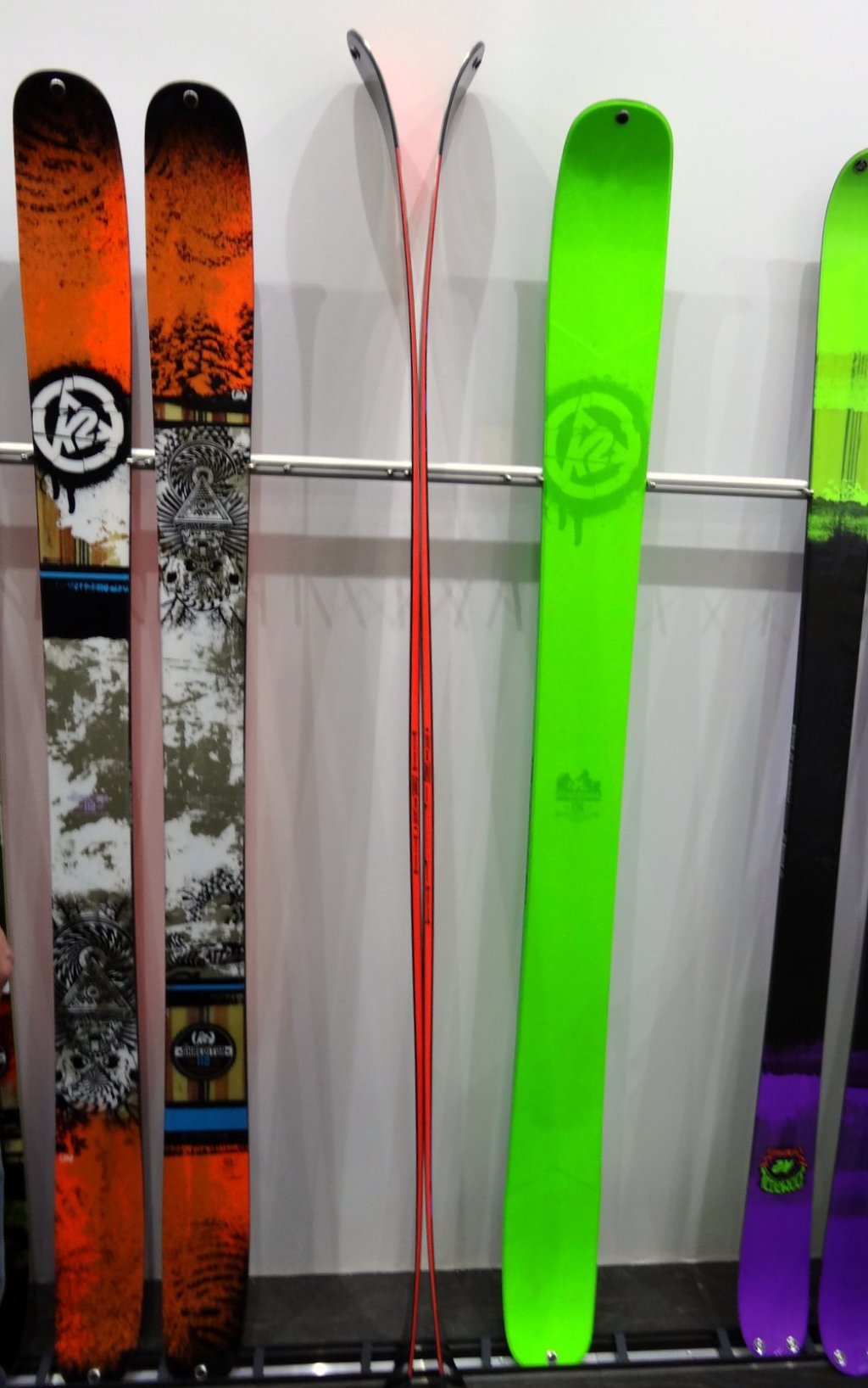 Shreditor 120 in profile, unchanged from the 13/14 model. With the green, wider model, K2 is another manufacturer (actually the same one) to bring a super-wide powder ski alongside Völkl. Is there perhaps a new trend emerging here after years of 115-120 mm skis?