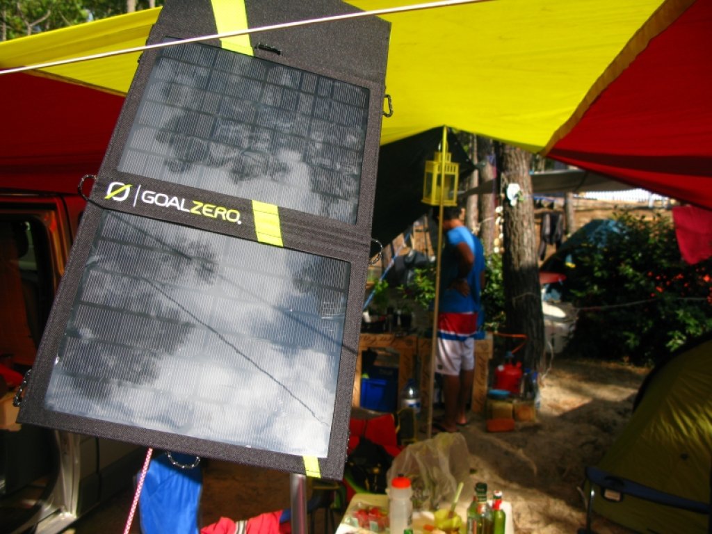 Simple energy for the summer! Integrate the solar panels from Goal Zero into the camp and you'll have enough power for your laptop, camera and smartphone!