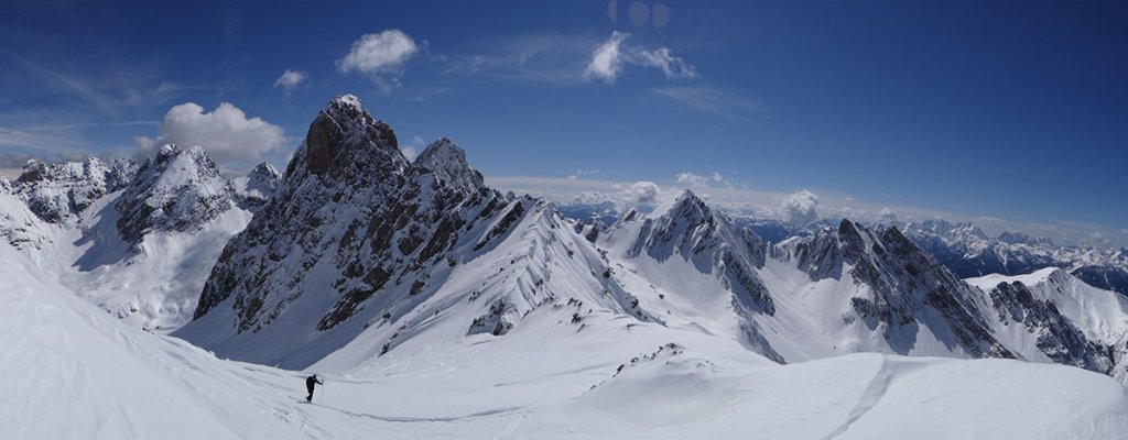On the far right the Grubenspitze, straight ahead the Seekofel and on the left the Lasers with the large Sandspitze and on the left the red tower