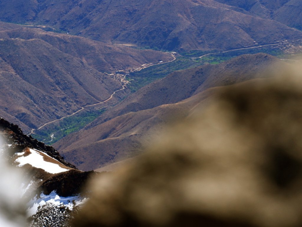 The green valleys lie at the foot of the Toubkal like oases in the gray-brown surroundings.