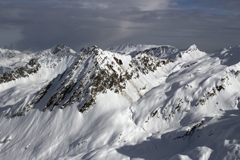 Ground avalanches from sunny terrain on the Ötztal main ridge.