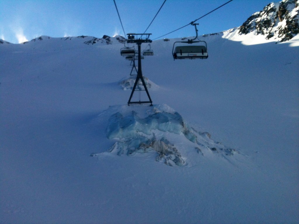 Sun and wind on Tuesday on the Stubai Glacier. The areas around the lift masts have been covered with fleece tarpaulins for several years to prevent the ice from melting.