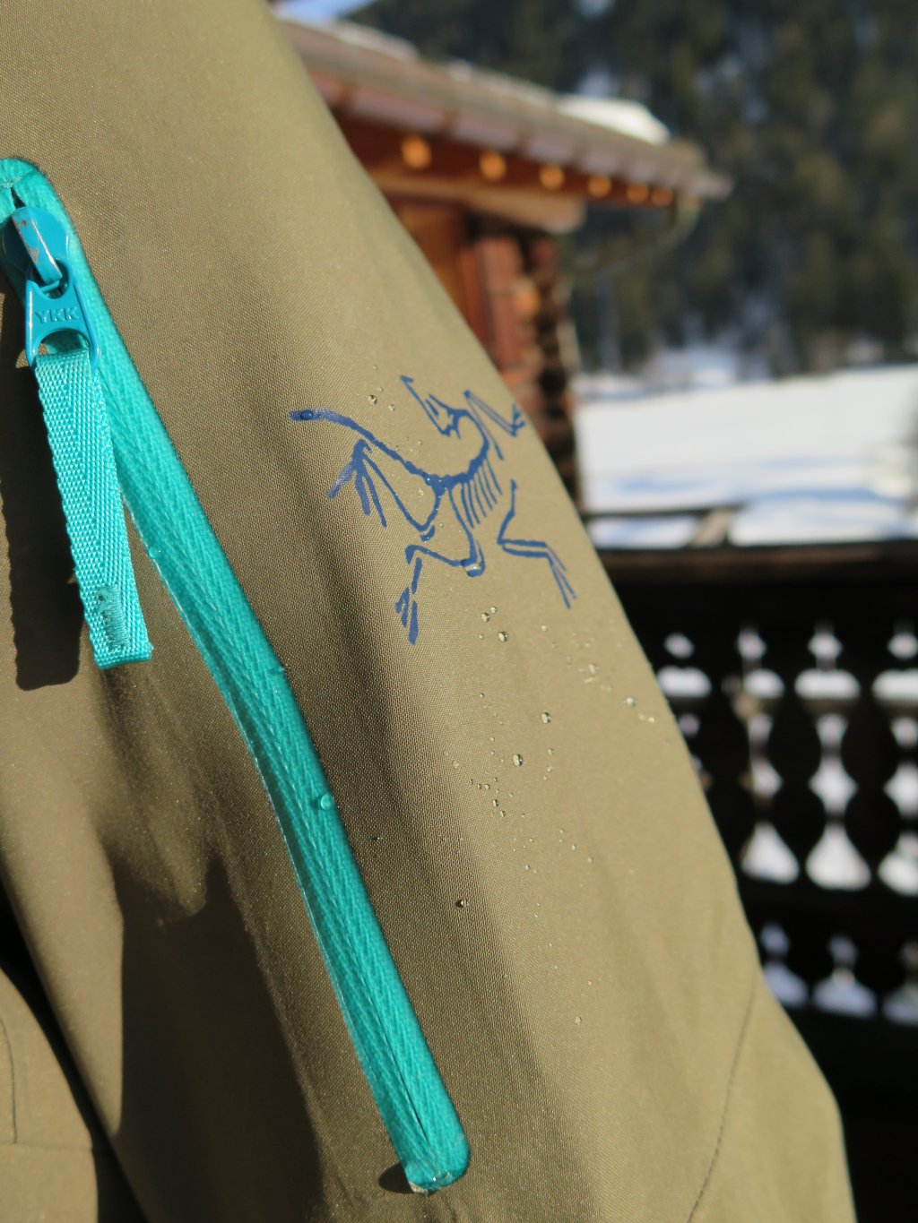 The practical ski pass pocket on the left upper arm