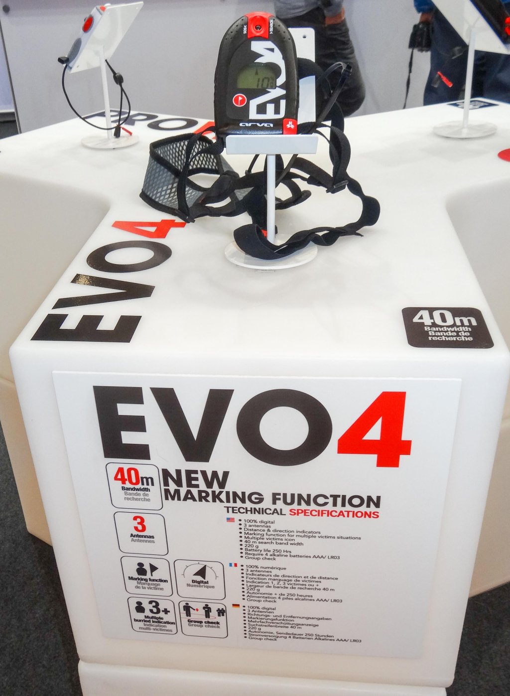 The Evo4 is the successor to the Evo3 avalanche transceiver from Arva. Unlike its predecessor, the newly developed device software (firmware) is designed to enable reliable marking in all situations.