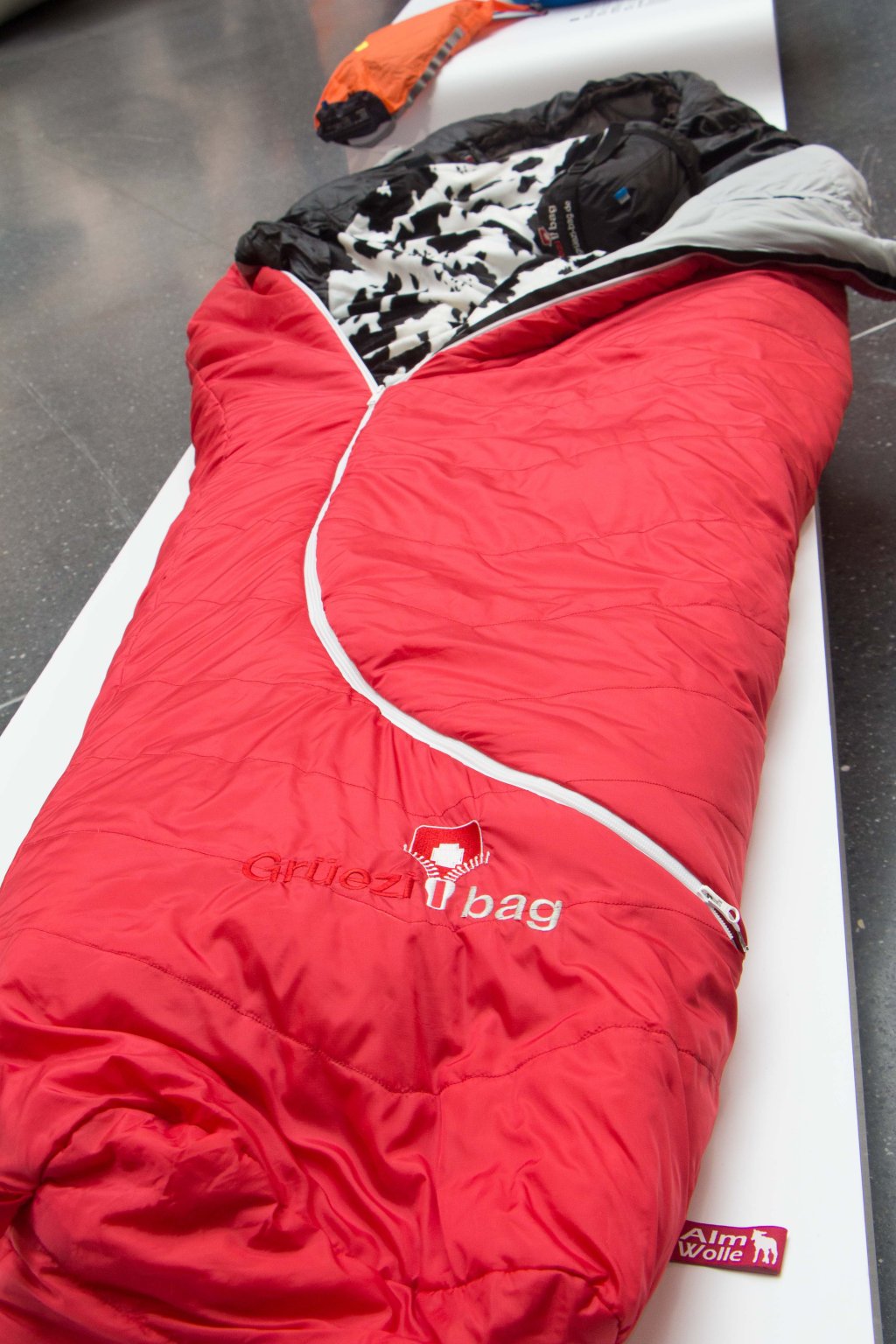 The sleeping bag is filled with alpine wool and offers an alternative to down