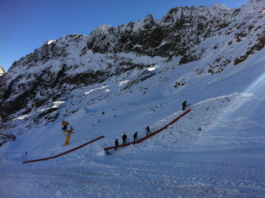 Mild temperatures and dry weather don't make it easy for ski resorts. In some glacier ski areas, snow is transported from the terrain next to the piste onto the piste using a slide.