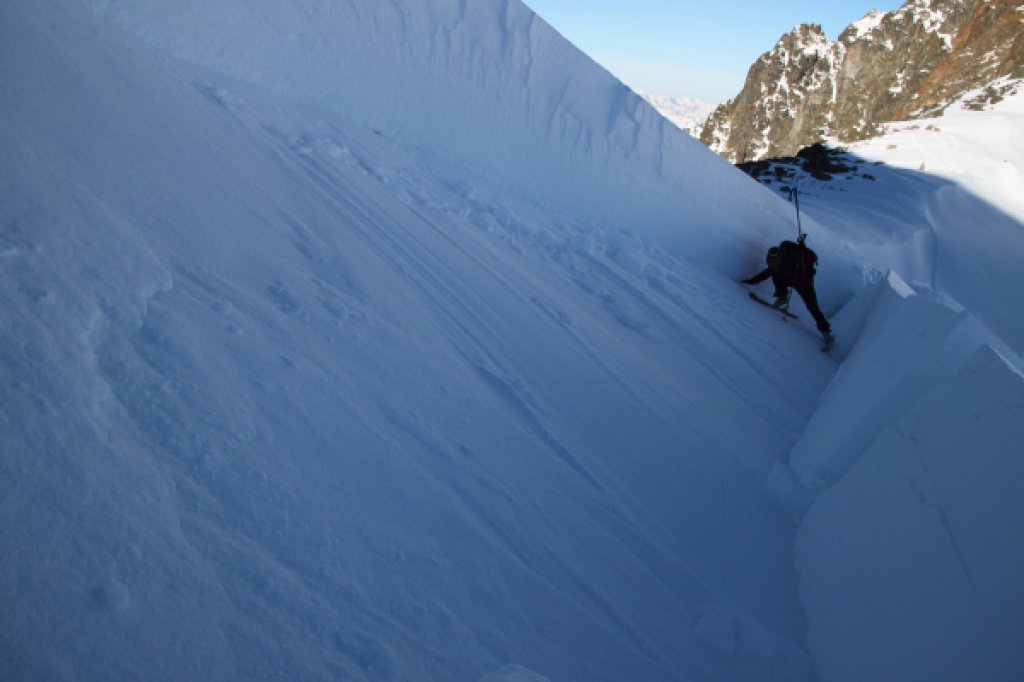 Partially powerful avalanche on the Schwarzhornfurgga (2880 m), Flüela Pass, GR.