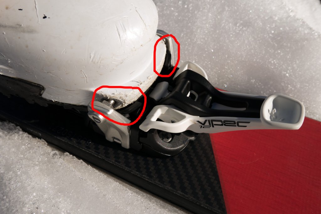 Toe piece in downhill mode. Marked in red are the \"stops\" which help to position the boot when getting in.