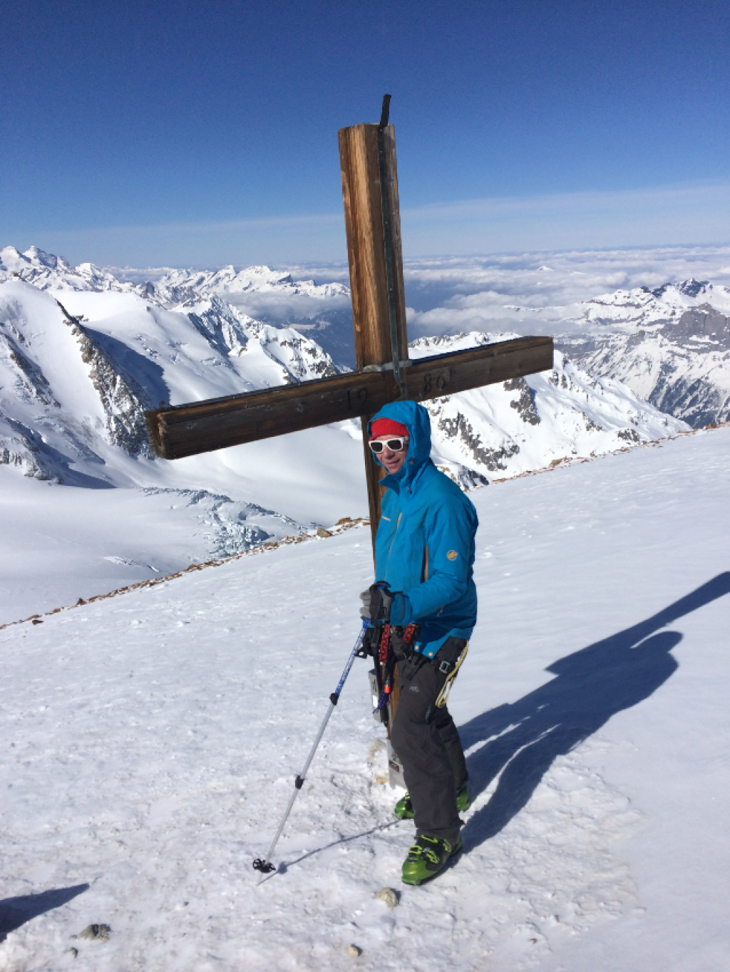 At the summit of the Hustenhorn there are the dispensable summit things: cross, book, photo