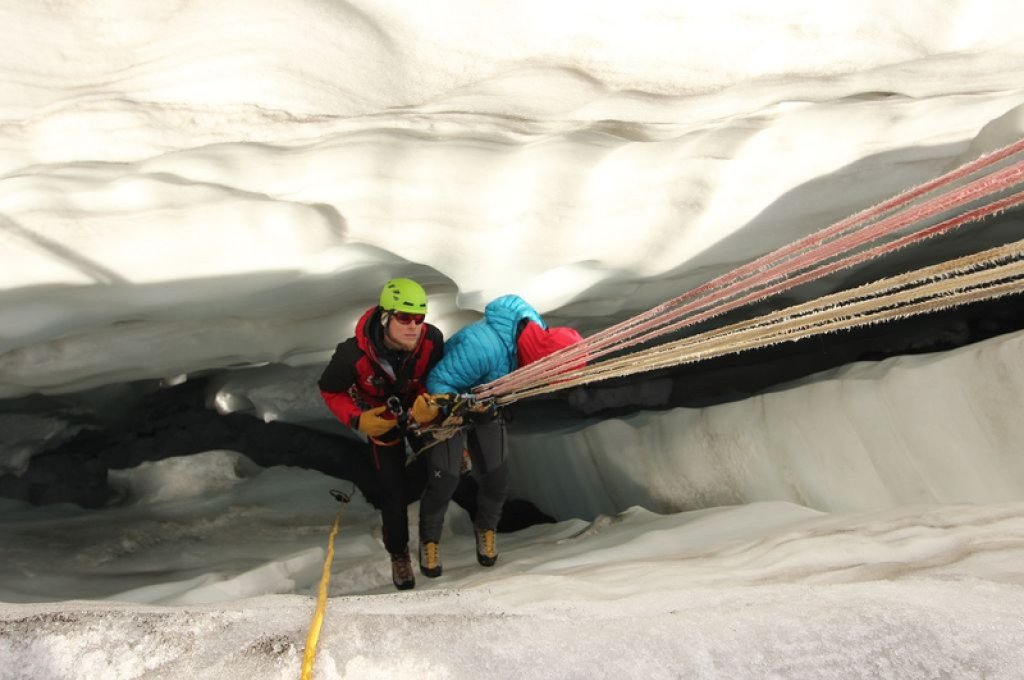 Crevasse rescue with Dyneema ropes