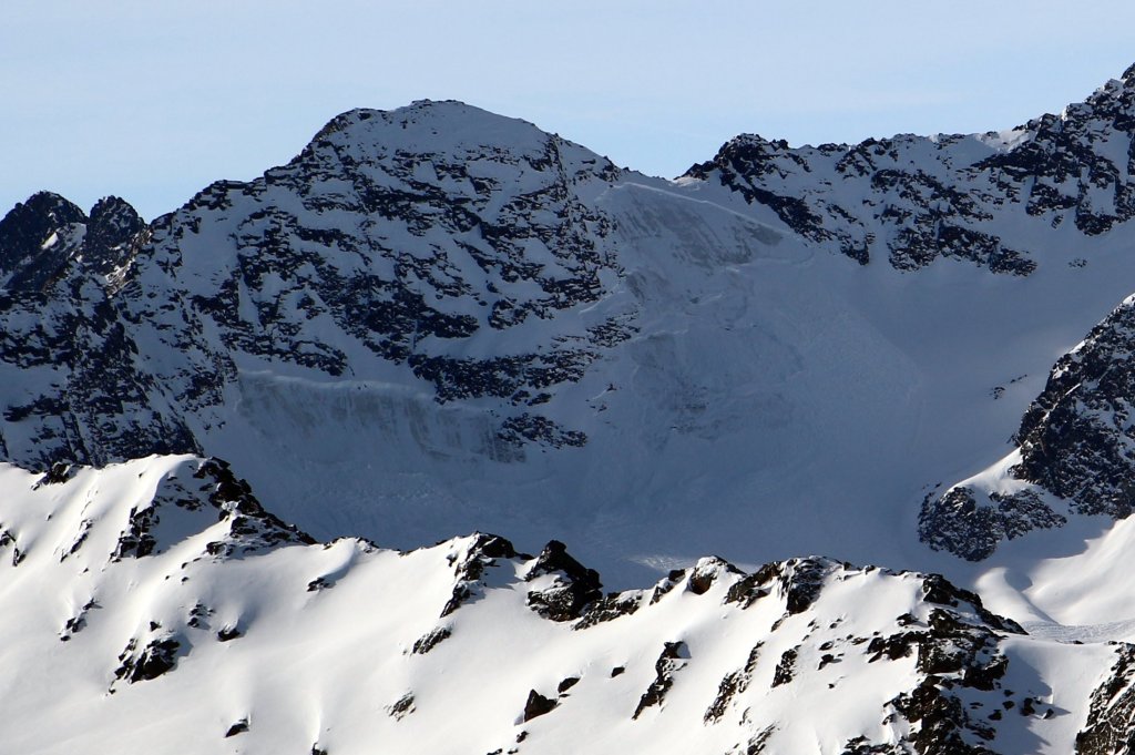 Glacier ice served here as a sliding surface on which the slab avalanches fell due to the break in the weak layer (located between the ice and the slab).