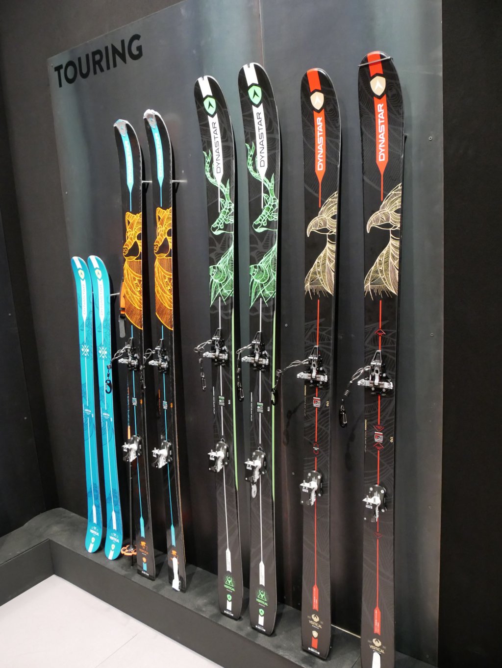 Dynastar Vertical - from the more affordable entry-level model with cap construction (left) to the high-end sandwich ski (right)
