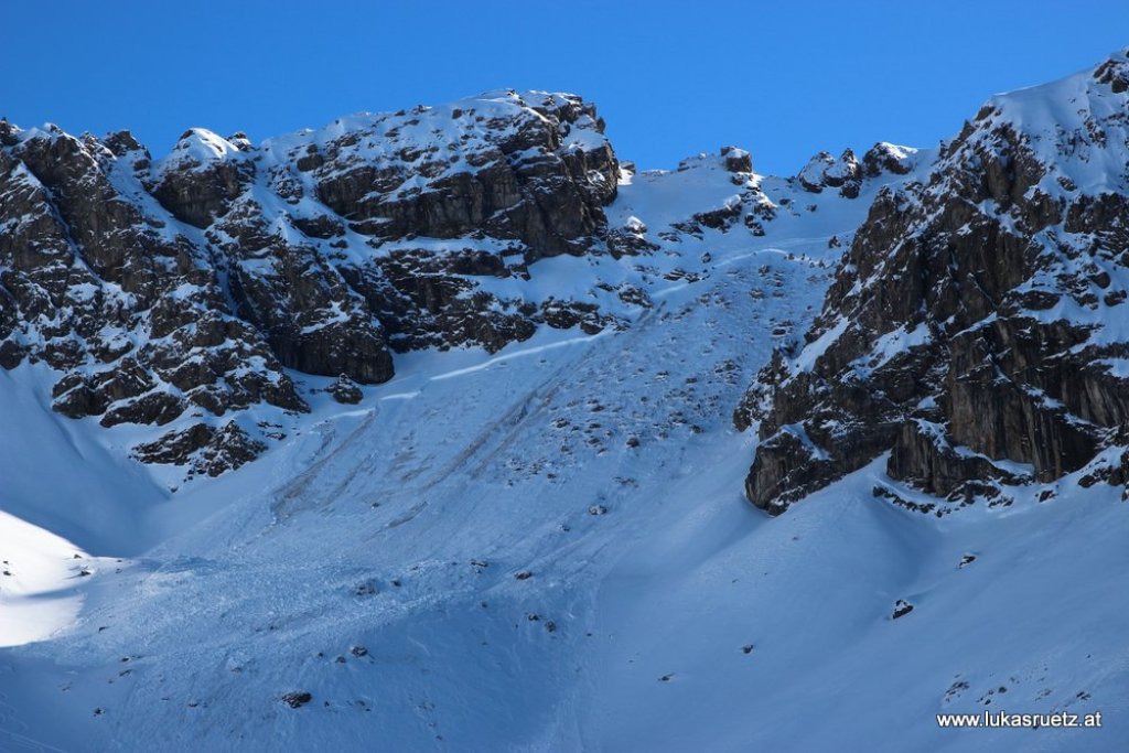 The problem defined in the LLB with a lower limit of 2400m can be easily recognized by the sliding surface of the accidental avalanche in the Seebleskar: In the upper part of the avalanche, the ground served as a sliding surface: the weak layer is still broken or