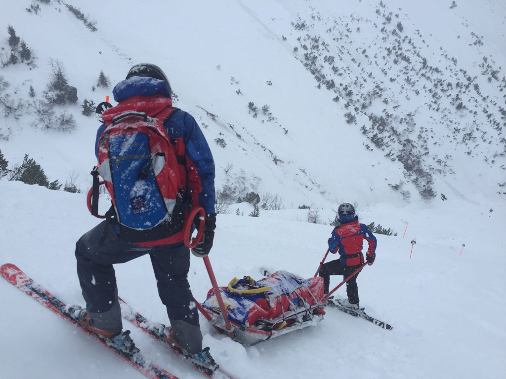 Transport of an injured person with the Akja.