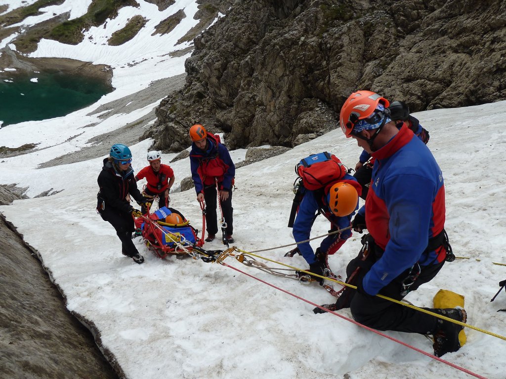 Rescue with the mountain stretcher from a steep snowfield.