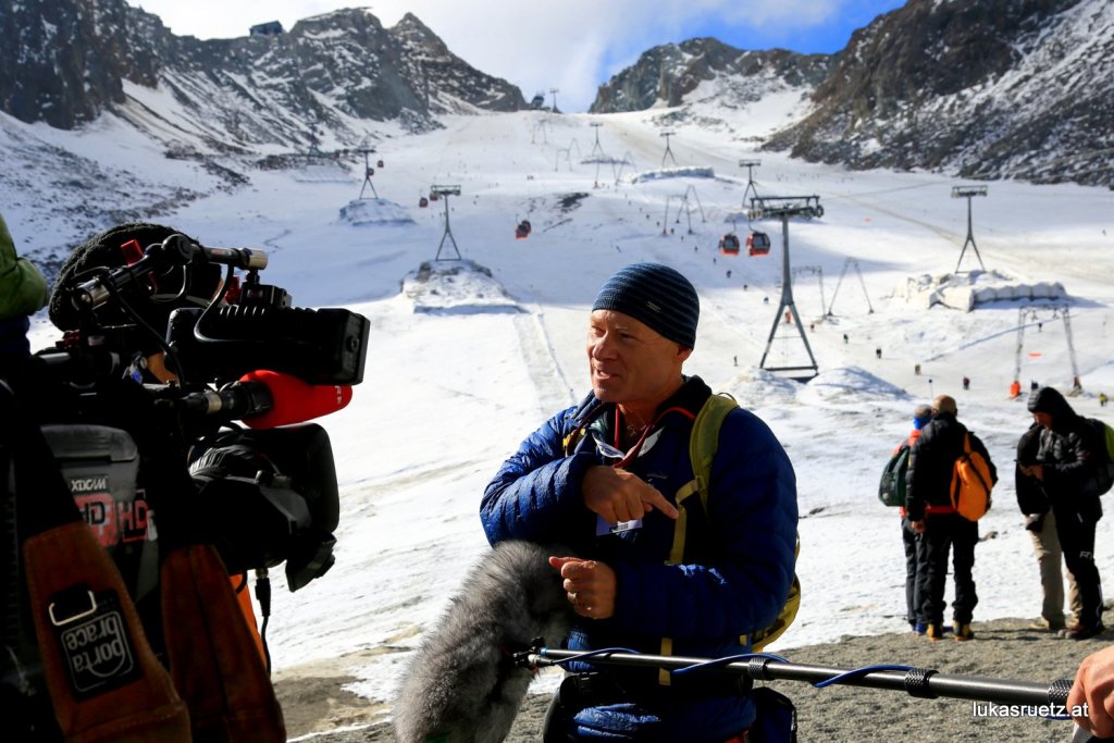 Bruce Tremper in a TV interview during an excursion on the Stubai Glacier.
