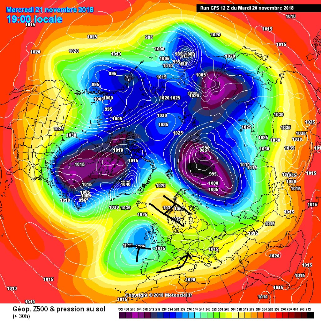 500hPa geopotential and ground pressure, northern hemisphere view. High pressure over northern Europe forces disturbances to the south, generally weak gradient over Europe.