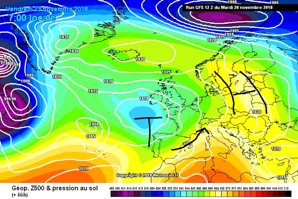 500hPa geopotential and ground pressure, forecast for Friday: Still very weak gradient, but a disturbance is approaching from the southwest with snow supply for, precisely, the southwest.