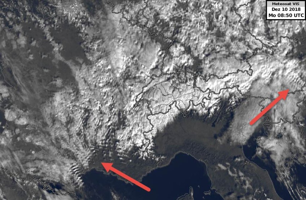 Cloudless with north föhn in northern Italy. The arrows show lee waves, see MeteoSwiss blog.