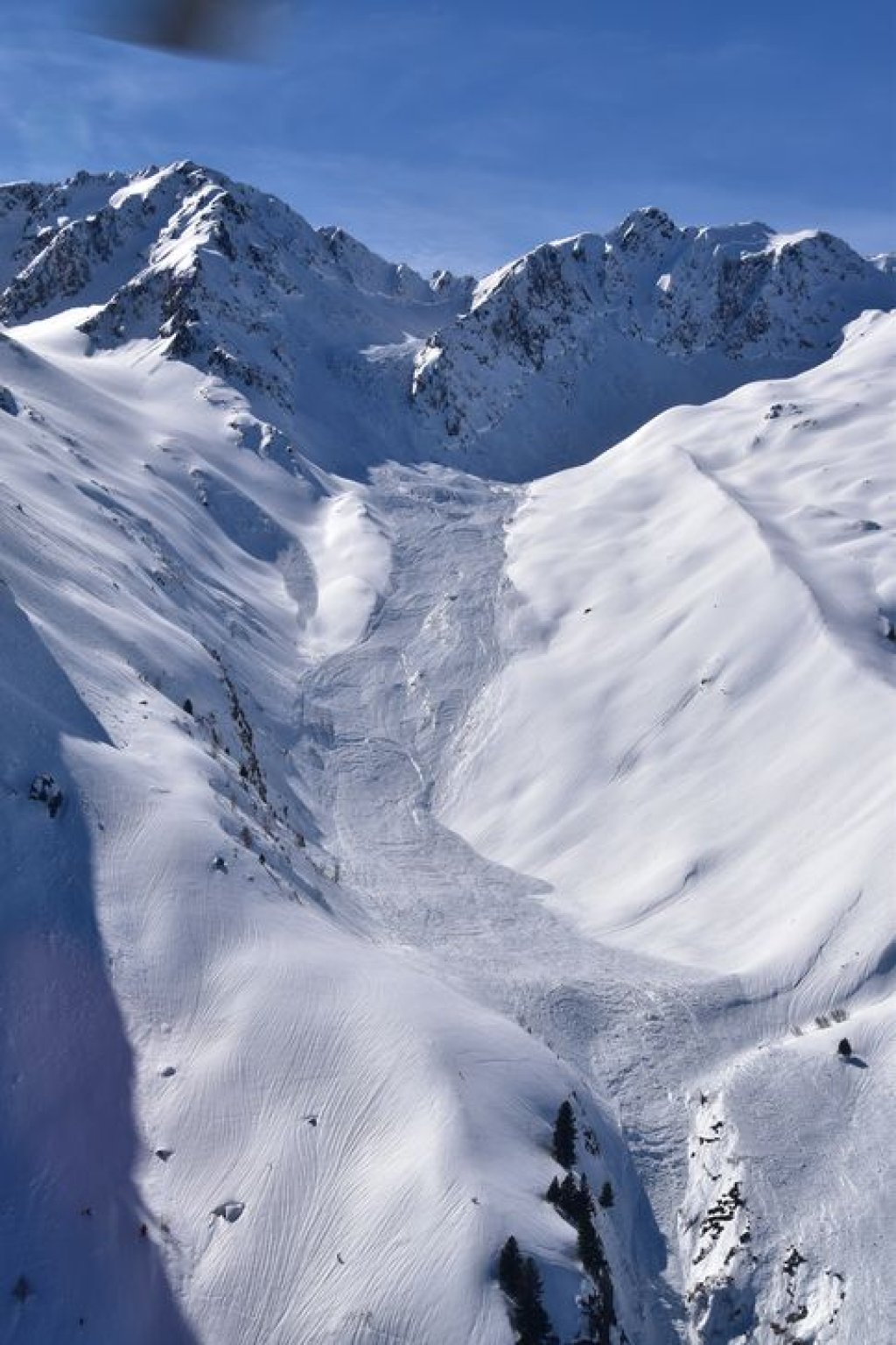 Size 4: Very large avalanche (formerly: large). Length approx. 1-2km, volume 100 000m3.