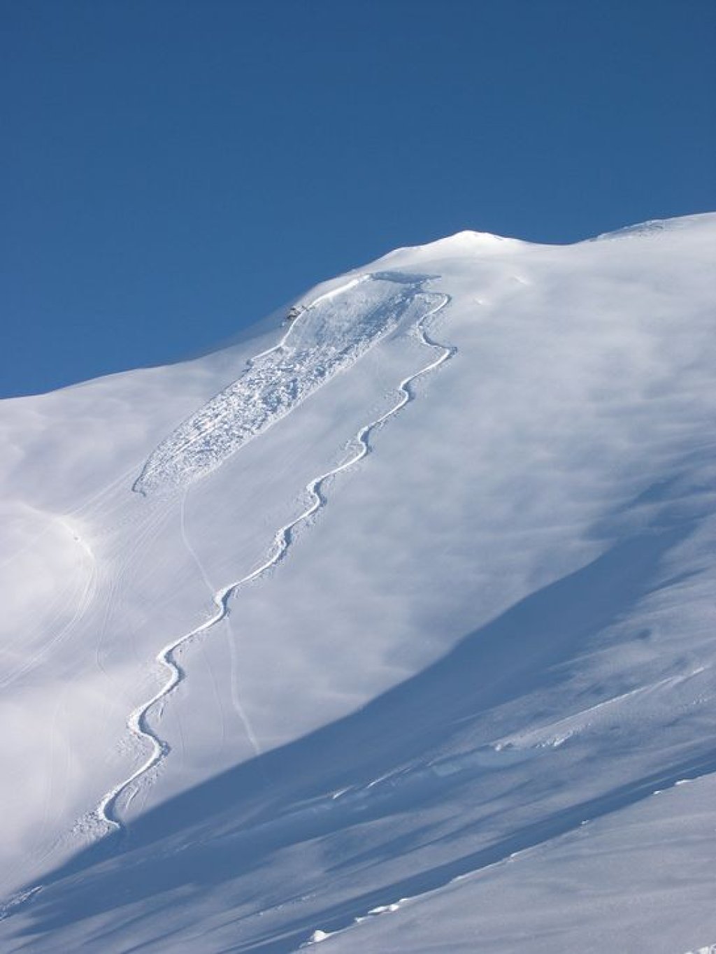 Size 1: Slide or small avalanche. Length 10 to 30m, volume approx. 100m3.