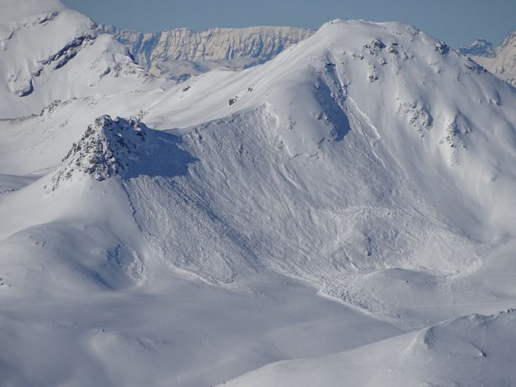 Size 3: Large avalanche (formerly: medium). Length several hundred meters, volume approx. 10,000 m3.