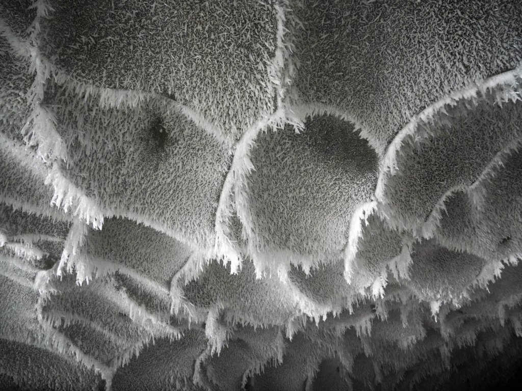 Ice crystals in a well-ventilated glacier cave