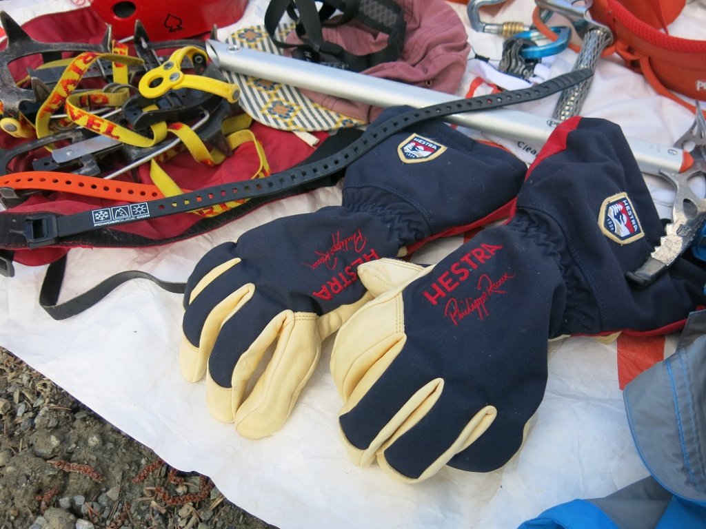 On spring tours with high objectives, warm gloves with a good grip should be worn with your harness, rope and ice axe.