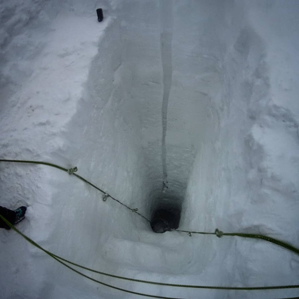 "The deepest hole": 7.85m of snow on the Dachstein glacier in spring 2019.