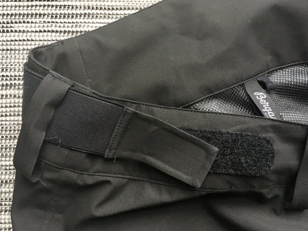 Velcro fastener with elastic band to adjust the waistband