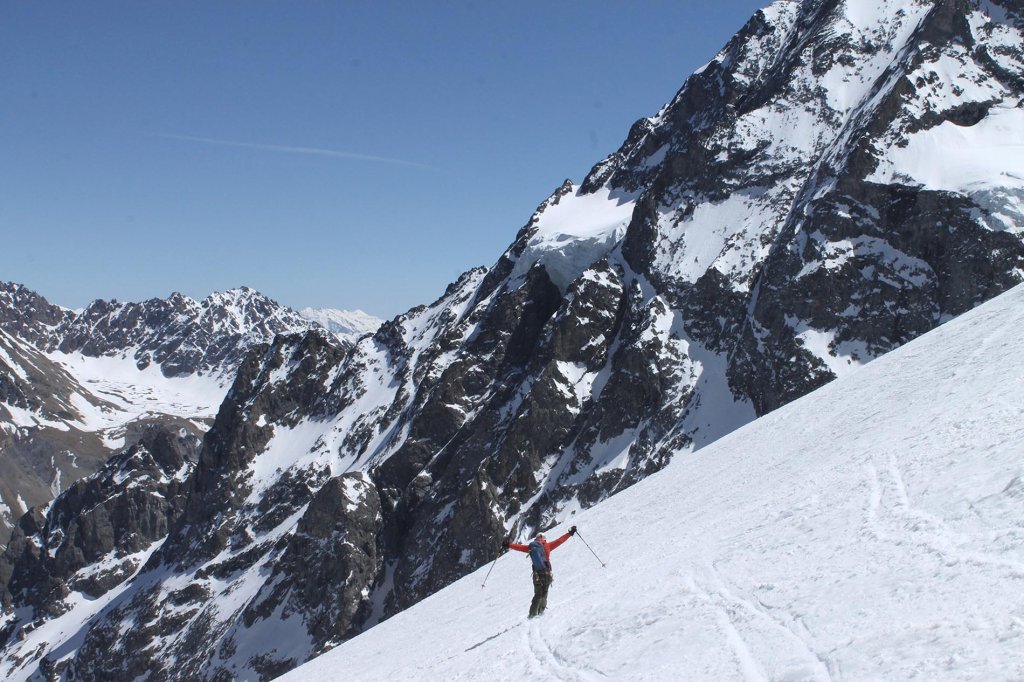 Many vertical meters in ascent and descent are guaranteed in the Ecrins