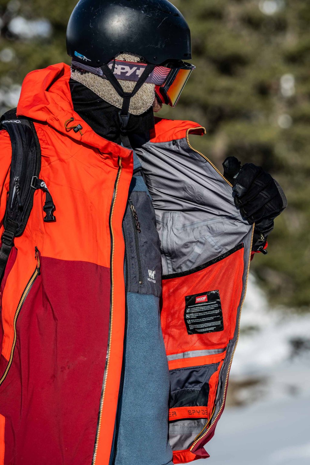 The mesh inside the jacket is ideal for storing things that need to stay warm, such as skins or gloves