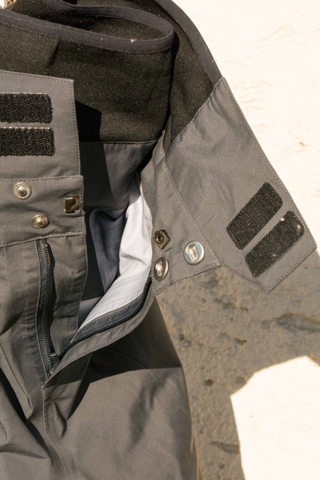One slide and two slide/push buttons as well as a Velcro fastener close the trousers securely.